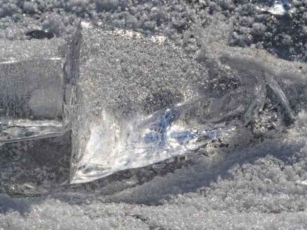 Morceau Glace Poudré Neige Soleil Sur Une Surface Glacée — Photo