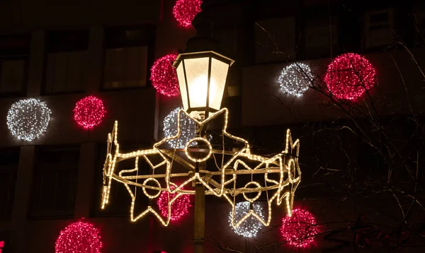 Schöne weihnachtlich beleuchtete Dekoration — Stockfoto