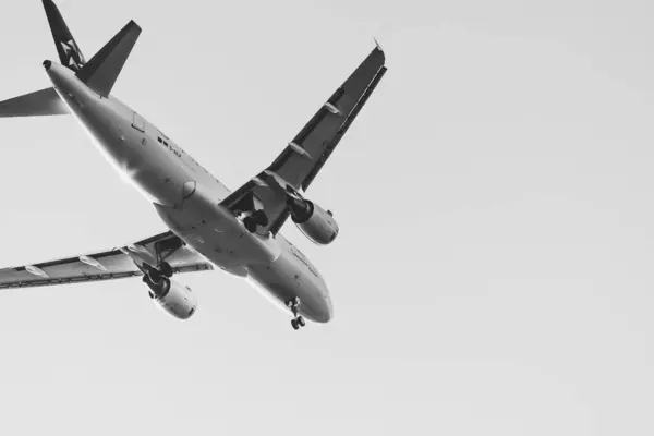 Close view to landing passenger jet — Stock Photo, Image