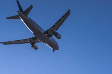 Münih 'e iniş yapan yolcu uçağının son görüntüsünü kapat.