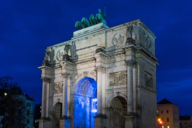 Münih, Bavyera 'da gece mavi ışıklı zafer kapısı