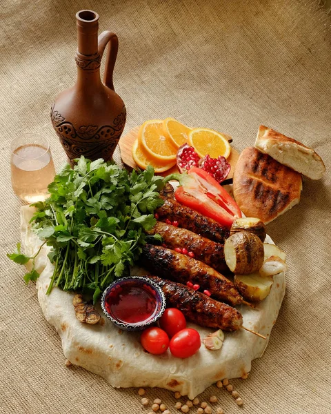 Lula Kebab Una Tabla Con Pan Pita Hierbas Frescas Verduras — Foto de Stock