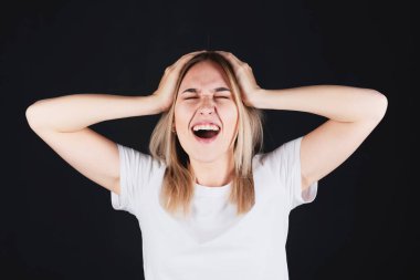 Bir kızın duygusal portresi başını ellerinin arasında tutuyor, acıyı hissediyor..