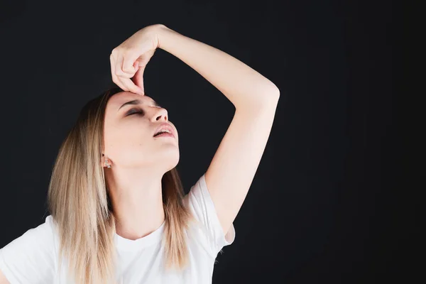 Potret emosional seorang gadis memegang kepalanya di tangannya, merasakan sakit . — Stok Foto