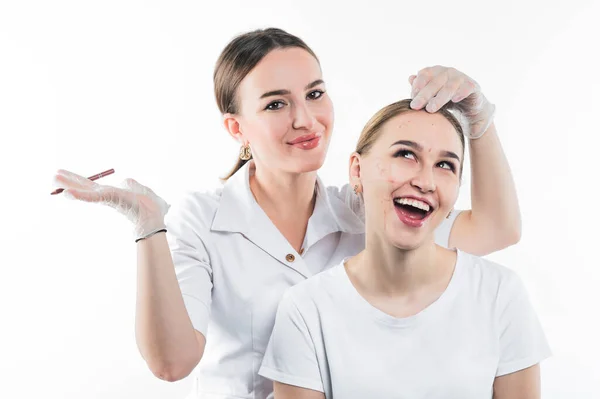 Esteticista planeja realizar procedimentos cosméticos em uma jovem . — Fotografia de Stock