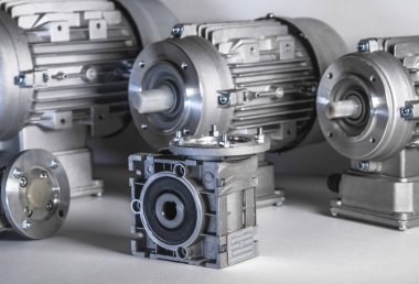 Şişeleme hattı endüstriyel ekipmanları için şanzımanlı elektrik motorları gerekli