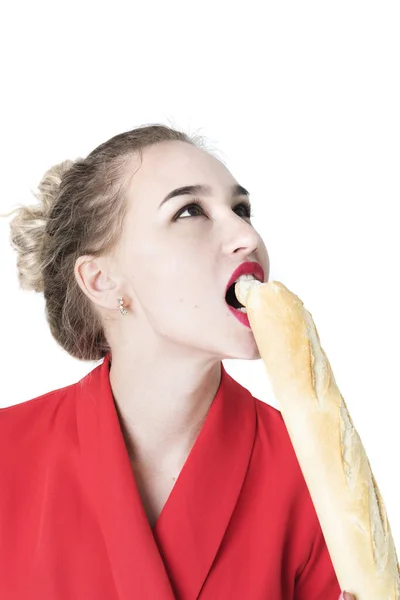 Retrato de una joven, hermosa, esbelta chica que come una baguette . — Foto de Stock