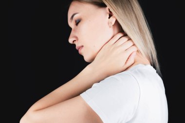 Elleriyle boynuna tutunup acı çeken bir kızın portresi..