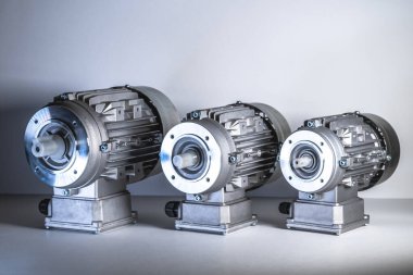 Endüstriyel gıda endüstrisinde şişeleme hattı için elektrikli motor.