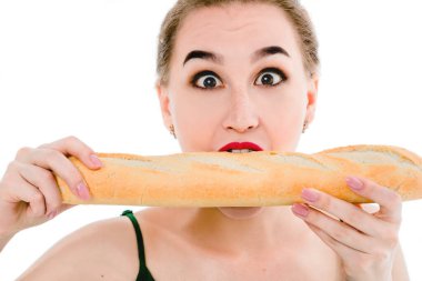 Beyaz izole bir arka planda baget yiyen güzel bir kız. Sağlıklı beslenme ve diyet kavramı.