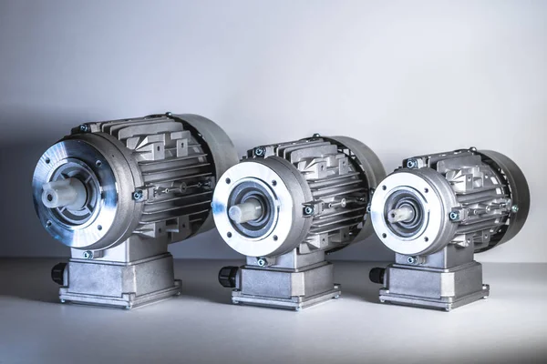 Endüstriyel gıda endüstrisinde şişeleme hattı için elektrikli motor.