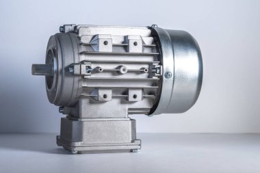 Endüstriyel gıda endüstrisinde şişeleme hattı için elektrikli motor.