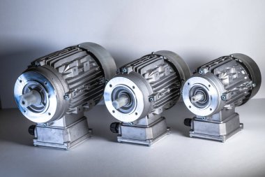 Endüstriyel gıda endüstrisinde şişeleme hattı için elektrikli motor.