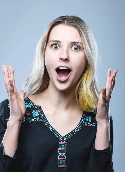 Retrato de close-up de uma menina, em um fundo cinza isolado. Expressão facial humana, emoções, reação de atitude de sentimento — Fotografia de Stock