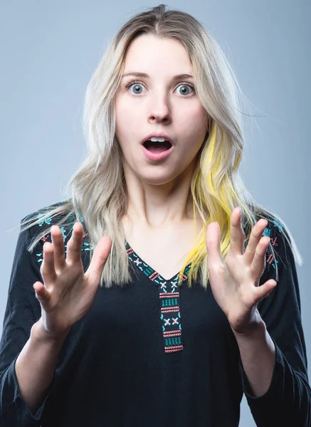 Retrato de close-up de uma menina, em um fundo cinza isolado. Expressão facial humana, emoções, reação de atitude de sentimento — Fotografia de Stock