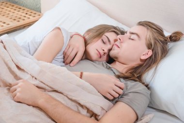 Güzel, evli bir çift yatakta yatıyor, birlikte yaşıyorlar, bir çift olarak ilişki yaşıyorlar.