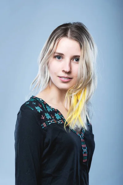 Retrato de close-up de uma menina, em um fundo cinza isolado. Expressão facial humana, emoções, reação de atitude de sentimento — Fotografia de Stock