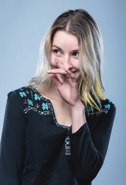 Retrato de close-up de uma menina, em um fundo cinza isolado. Expressão facial humana, emoções, reação de atitude de sentimento — Fotografia de Stock