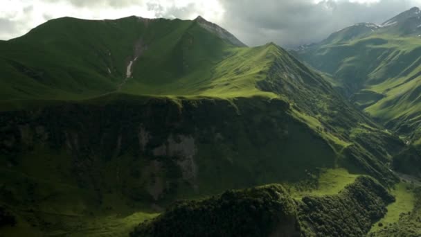Ландшафт высоко в горах, меняющаяся летняя погода — стоковое видео