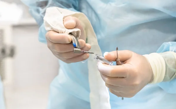 Nahaufnahme eines Implantatchirurgen, der während einer Operation in der Zahnmedizin ein Zahnimplantat entfernt hat — Stockfoto