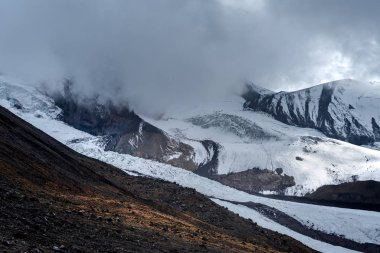 Bulutlu, karlı uçurumların güzel manzarası