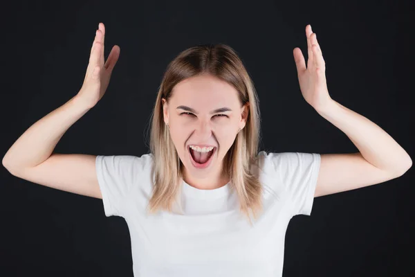 Retrato de close-up de uma menina, sobre um fundo preto isolado. Expressão facial humana, emoções, reação de atitude de sentimento — Fotografia de Stock