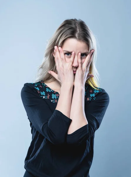 Retrato de close-up de uma menina, em um fundo cinza isolado. Expressão facial humana, emoções, reação de atitude de sentimento — Fotografia de Stock