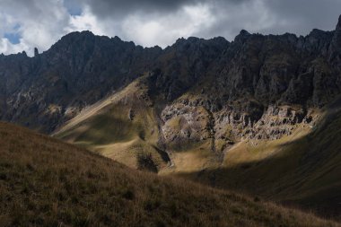 Dağlık bölgelerde güzel manzaralar, olay aydınlığıyla dokuma tepeleri..