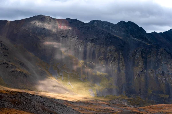 Beautiful landscape in the highlands, textural hills with incident light. — Stock Photo, Image