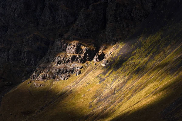 Prachtig landschap in de hooglanden, texturale heuvels met incidenteel licht. — Stockfoto