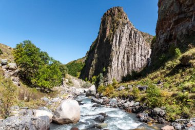 Dağlık bölgelerde güzel manzaralar, olay aydınlığıyla dokuma tepeleri..