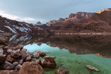 Dağlık bölgelerde güzel manzaralar, olay aydınlığıyla dokuma tepeleri..