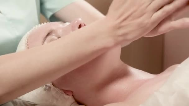Saúde, beleza, resort e conceito de relaxamento - mulher bonita no salão de spa recebendo tratamento facial — Vídeo de Stock