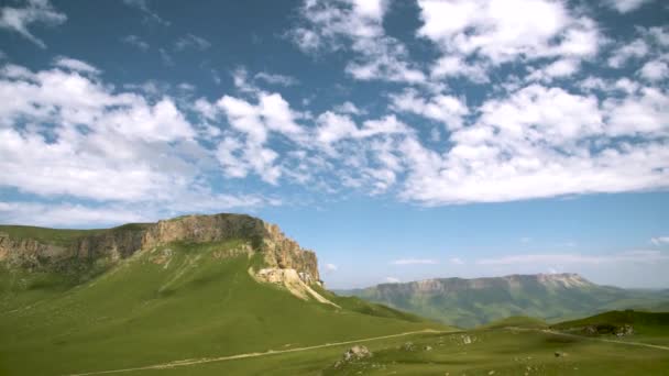 Dağlardaki yaz manzarası ve bulutlu koyu mavi gökyüzü. — Stok video