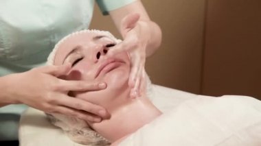 Sağlık, güzellik, resort ve gevşeme kavramı - güzel bir kadın yüzü muamele spa salonda