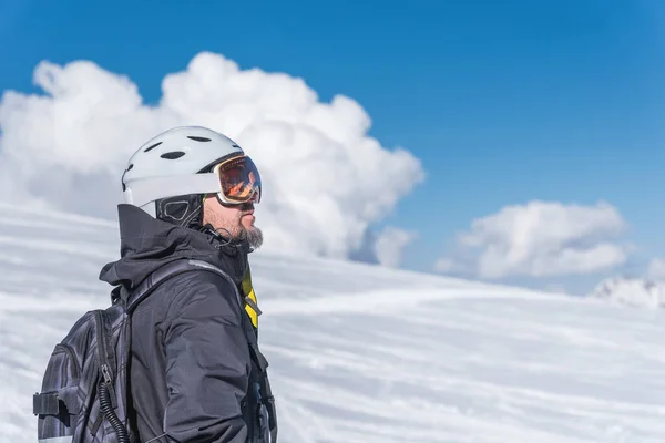 Egy férfi sílécekkel magasan áll a hegyekben és élvezi a tájat. Menj lefelé síelés, extrém pihenés — Stock Fotó