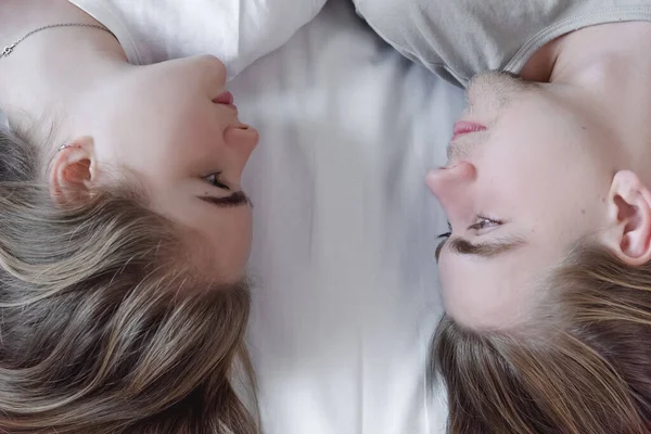 Belo casal encontra-se abraçando na cama, vida juntos, relacionamento em um par — Fotografia de Stock