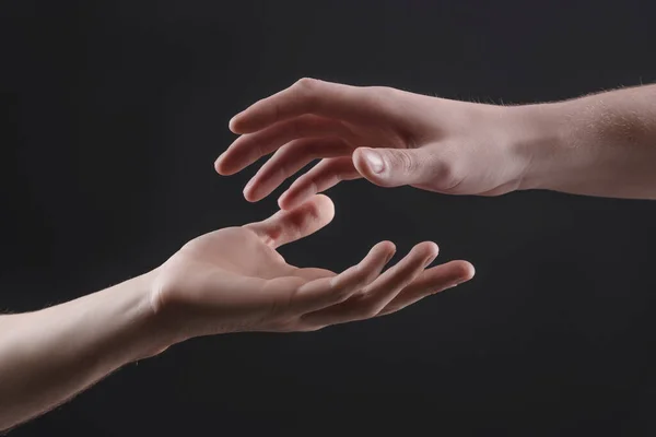 Toque de 2 x manos masculinas sobre un fondo gris — Foto de Stock