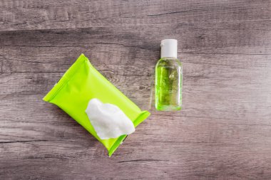 Virüslere karşı kişisel koruyucu ekipmanlar, kişisel hijyen konsepti, antiseptik jel, dezenfektan mendiller. Enfeksiyon ve koronovirüse karşı koruma