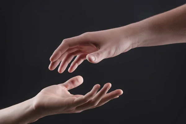회색 배경에 두 남자 손을 대는 것, 사람들 사이의 관계에 대한 개념 — 스톡 사진