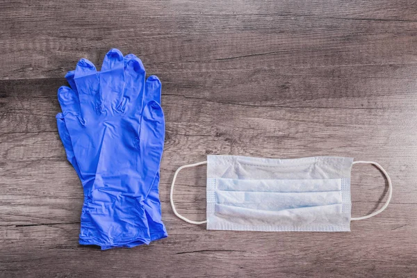 Защита от вирусов, медицинская маска и медицинские одноразовые перчатки. Защита от инфекций и короновирусов — стоковое фото