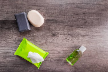 Virüslere karşı kişisel koruyucu ekipman, kişisel hijyen konsepti, antiseptik jel, dezenfektan mendil ve sabun. Enfeksiyon ve koronovirüse karşı koruma