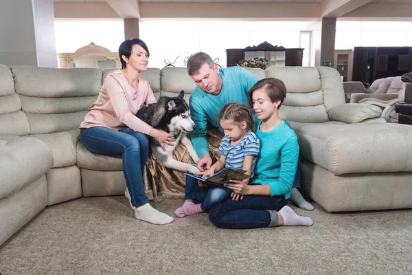 El concepto de una familia ideal que pasa tiempo en casa juntos. El concepto de una familia ideal que pasa tiempo en casa juntos . — Foto de Stock