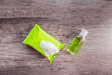 Virüslere karşı kişisel koruyucu ekipmanlar, kişisel hijyen konsepti, antiseptik jel, dezenfektan mendiller. Enfeksiyon ve koronovirüse karşı koruma