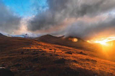 Dağlarda güzel bir günbatımı. Dinlen ve sonbaharın sonlarında dağlara git.