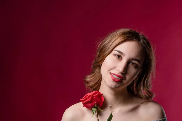 Portré egy gyönyörű lányról, csupasz vállakkal és rózsával. Az ifjúság, a szépség és az egészséges test fogalma — Stock Fotó