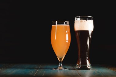 Tahta bir masanın arka planına bira döktü. Rahatlama ve eğlence kavramı.