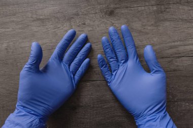 Virüslere karşı kişisel koruyucu ekipman, kişisel hijyen konsepti. Elleri tek kullanımlık tıbbi eldivenlerle gören ilk kişi. Enfeksiyon ve koronovirüse karşı koruma