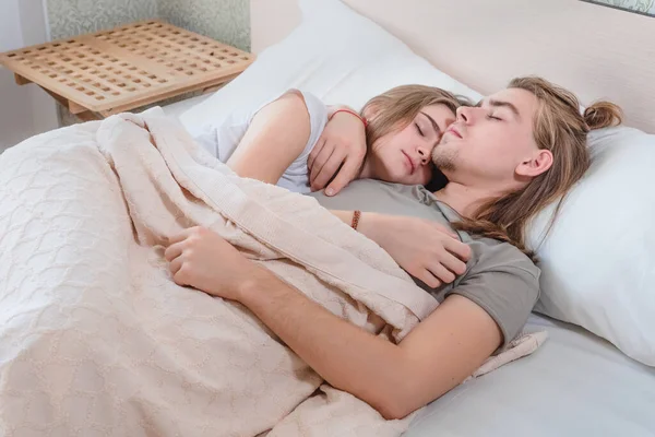 Schönes Ehepaar liegt eng umschlungen im Bett, Leben zusammen, Beziehung zu zweit — Stockfoto