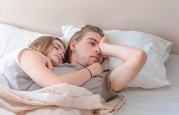 Красивая супружеская пара лежит обнимая в постели, жизнь вместе, отношения в паре — стоковое фото